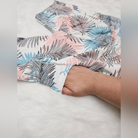 Butt Sculpting Leaf Yoga Shorts lot of 2. Size M/L - Picture 3 of 14